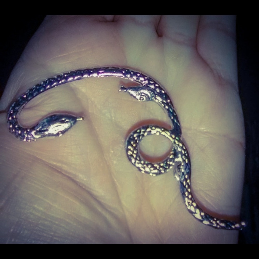 ๐ Gothic Double Snake Silver Ear Cuff - Picture 3 of 7